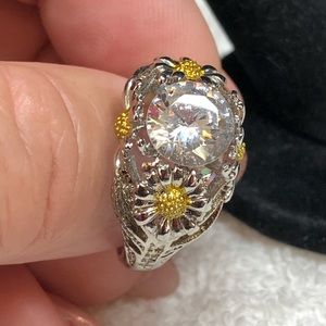 ⭐️💍pretty ring like new -silver and gold “daisies”